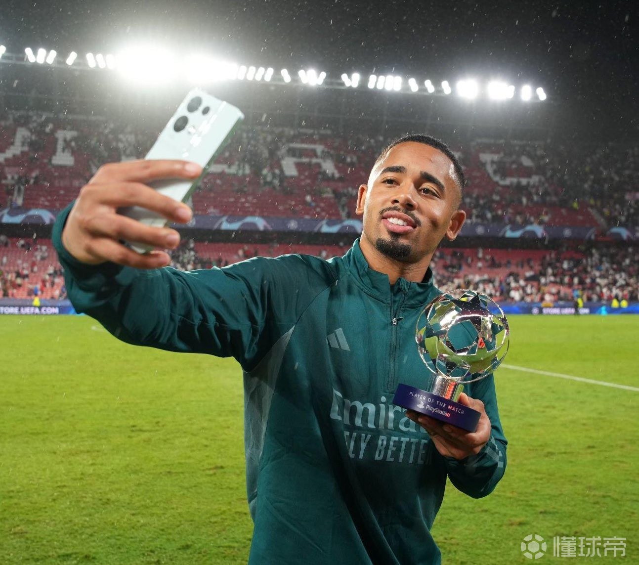 包含希腊险胜塞维利亚，马丁内利点燃赛场的词条