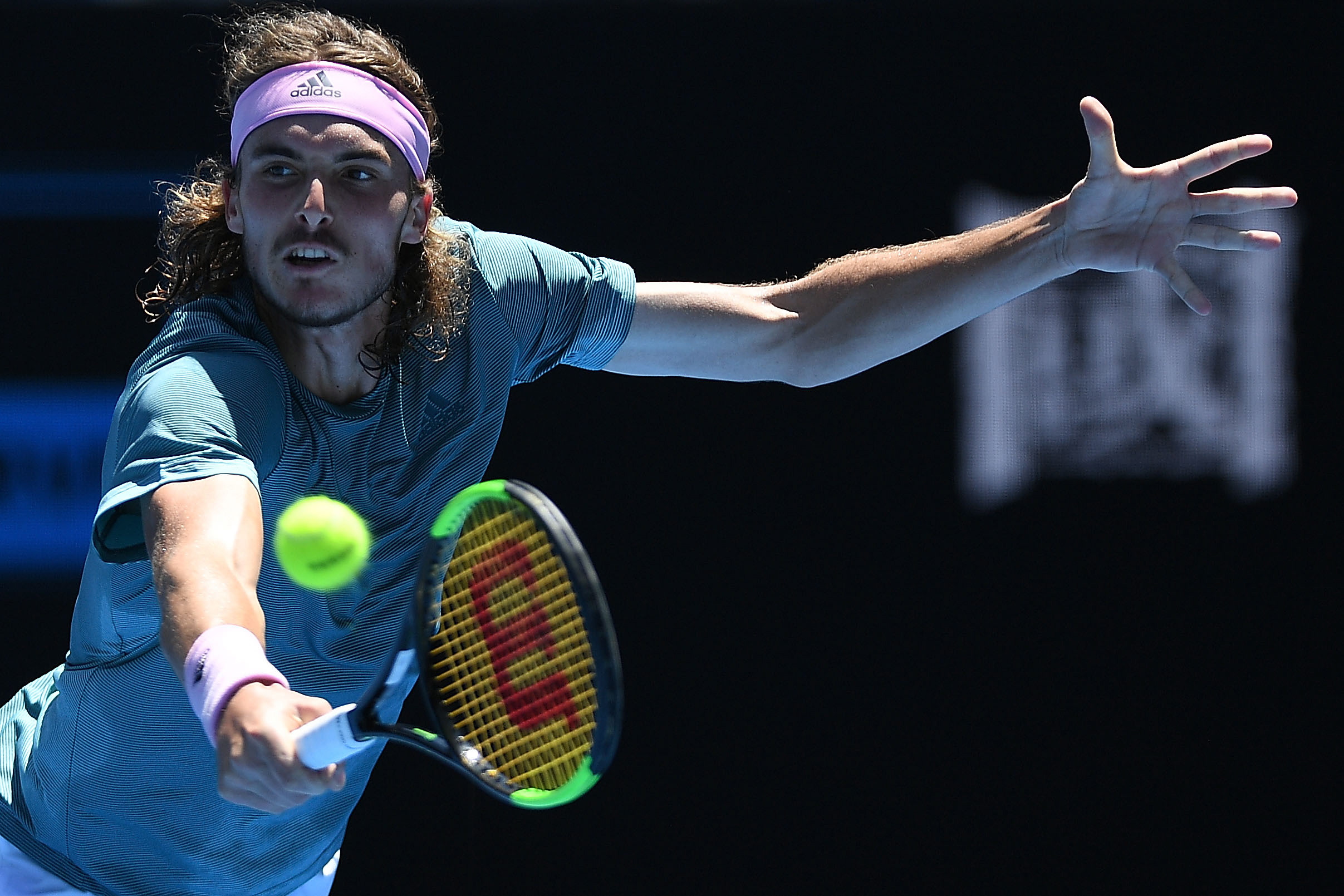 法网险胜澳网，西西帕斯带队取胜